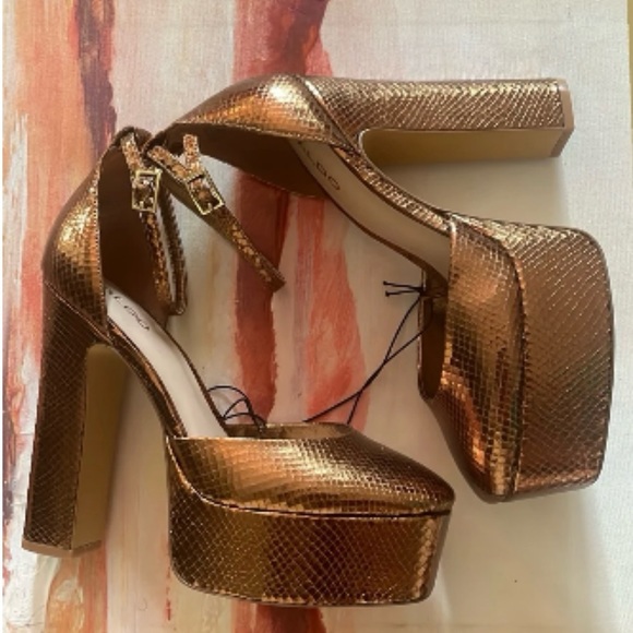 NWOB‼️ Gold Aldo 5.5 Inch Square Toe Platforms (Sizes 7.5 and 8) - Picture 8 of 8
